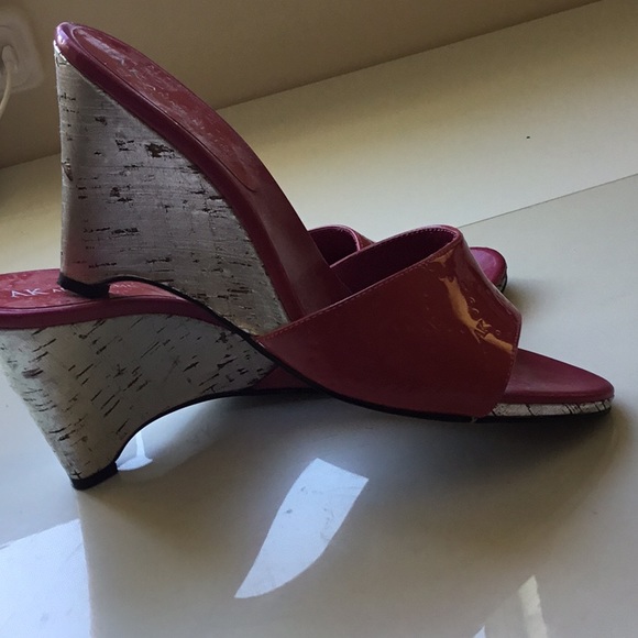 Anne Klein signature candy apple slides with gold heel - Picture 2 of 6